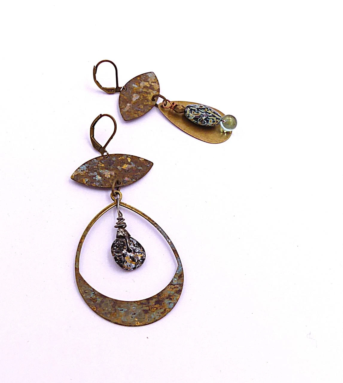 Boucles d'oreilles rustiques, laiton patiné, perles verre filé, fait main – photo 2